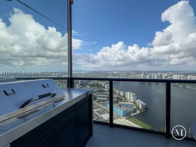 3-bedroom condo for rent in Sunny Isles Beach - 18555 Collins Ave 5203 - MondialRealty
