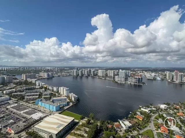 3-bedroom condo for rent in Sunny Isles Beach - 18555 Collins Ave 5203 - MondialRealty