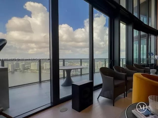 3-bedroom condo for rent in Sunny Isles Beach - 18555 Collins Ave 5203 - MondialRealty