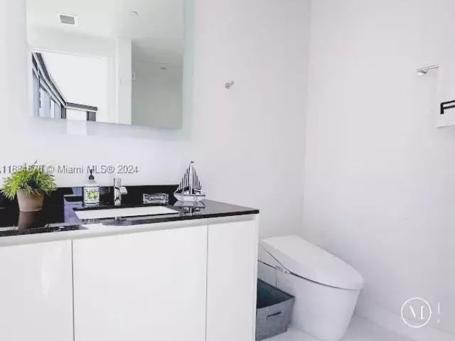 3-bedroom condo for rent in Sunny Isles Beach - 18555 Collins Ave 5203 - MondialRealty