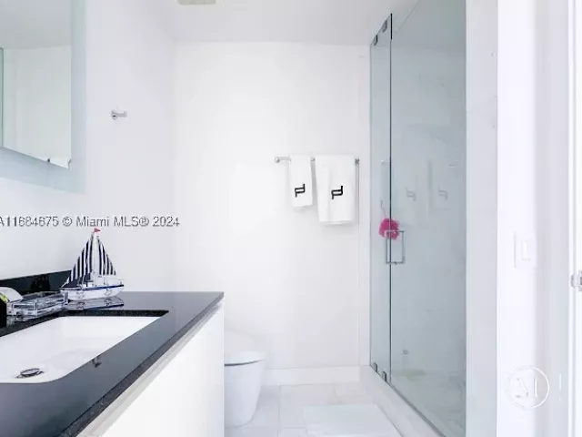 3-bedroom condo for rent in Sunny Isles Beach - 18555 Collins Ave 5203 - MondialRealty