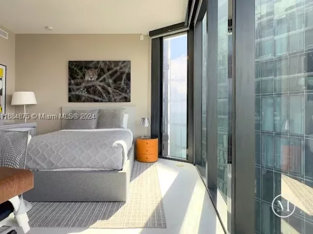 3-bedroom condo for rent in Sunny Isles Beach - 18555 Collins Ave 5203 - MondialRealty