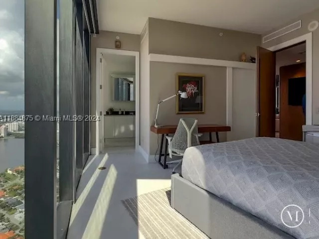 3-bedroom condo for rent in Sunny Isles Beach - 18555 Collins Ave 5203 - MondialRealty