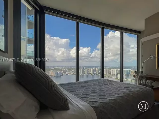 3-bedroom condo for rent in Sunny Isles Beach - 18555 Collins Ave 5203 - MondialRealty
