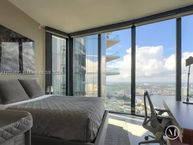 3-bedroom condo for rent in Sunny Isles Beach - 18555 Collins Ave 5203 - MondialRealty