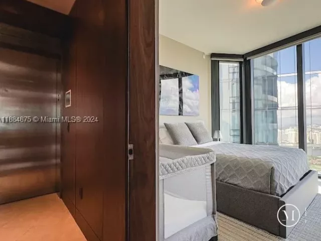 3-bedroom condo for rent in Sunny Isles Beach - 18555 Collins Ave 5203 - MondialRealty