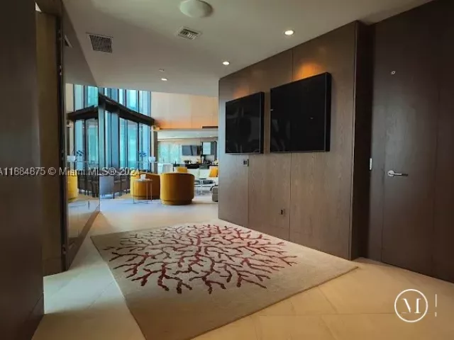 3-bedroom condo for rent in Sunny Isles Beach - 18555 Collins Ave 5203 - MondialRealty