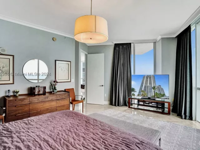 3-bedroom condo for sale in Sunny Isles Beach - 18101 Collins Ave 3409 - MondialRealty
