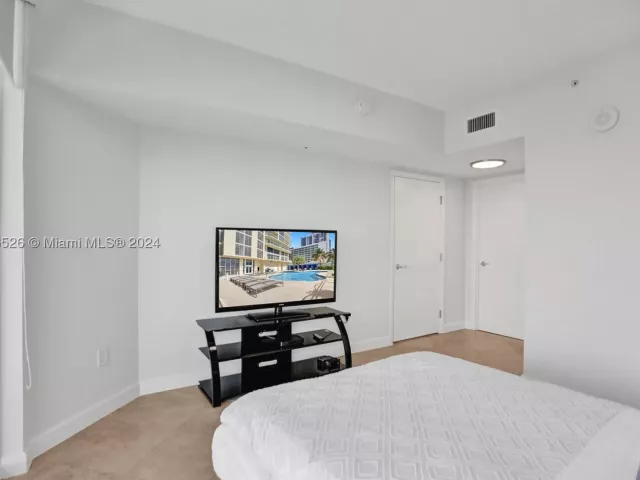 1-bedroom condo for rent in Sunny Isles Beach - 16699 COLLINS AV 3105 - MondialRealty