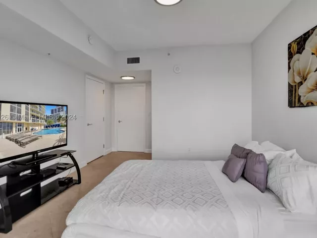 1-bedroom condo for rent in Sunny Isles Beach - 16699 COLLINS AV 3105 - MondialRealty
