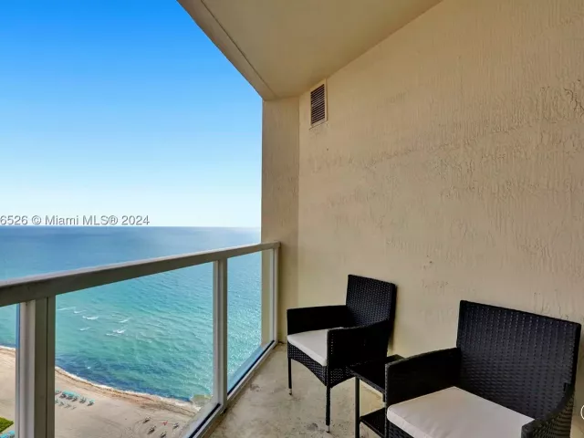 1-bedroom condo for rent in Sunny Isles Beach - 16699 COLLINS AV 3105 - MondialRealty