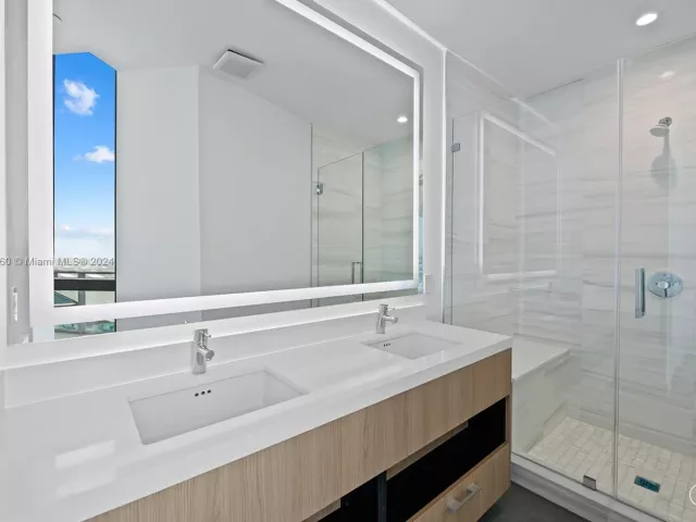 4-bedroom condo for sale in Miami - 851 NE 1st Ave PH 5700 - MondialRealty