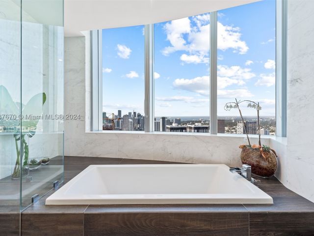 4-bedroom condo for sale in Miami - 851 NE 1st Ave PH 5112 - MondialRealty