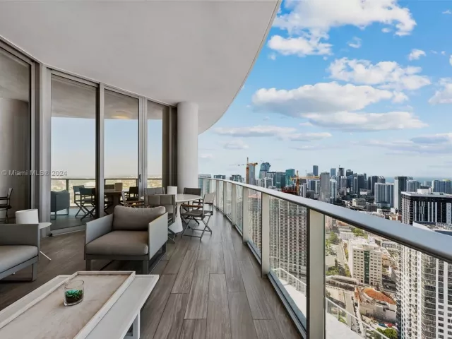 4-bedroom condo for sale in Miami - 851 NE 1st Ave PH 5112 - MondialRealty