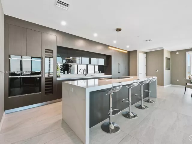 4-bedroom condo for sale in Miami - 851 NE 1st Ave PH 5112 - MondialRealty