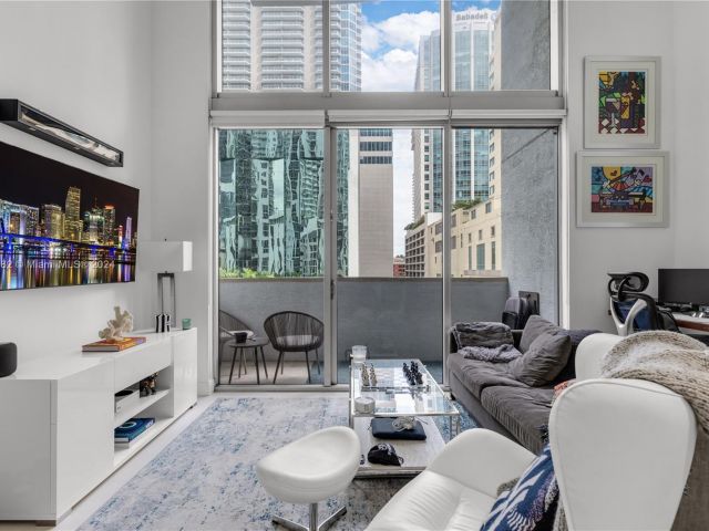 1-bedroom condo for sale in Miami - 1060 Brickell Ave 409 - MondialRealty