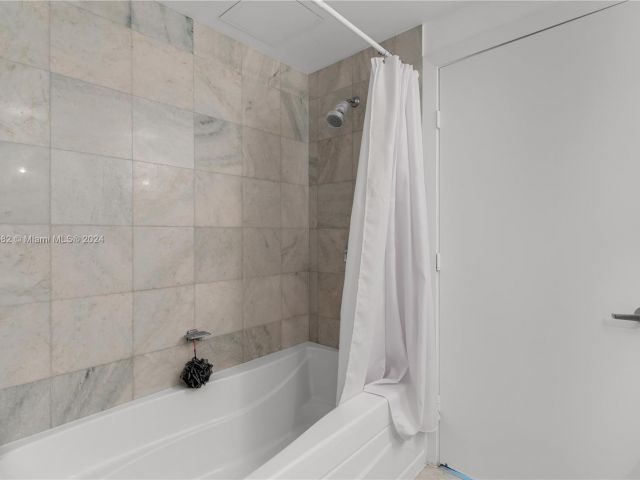 1-bedroom condo for sale in Miami - 1060 Brickell Ave 409 - MondialRealty