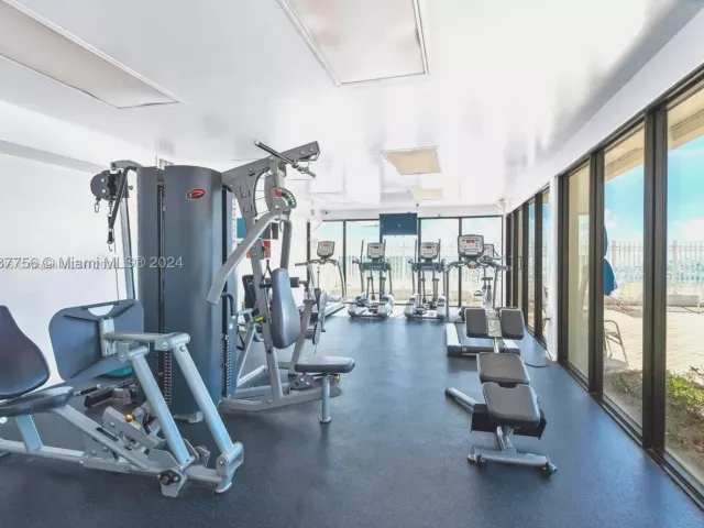 1-bedroom condo for rent in Hollywood - 3505 S Ocean Dr 507 - MondialRealty
