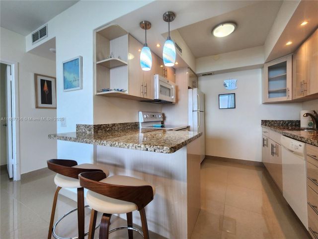 1-bedroom condo for rent in Hollywood - 3505 S Ocean Dr 507 - MondialRealty