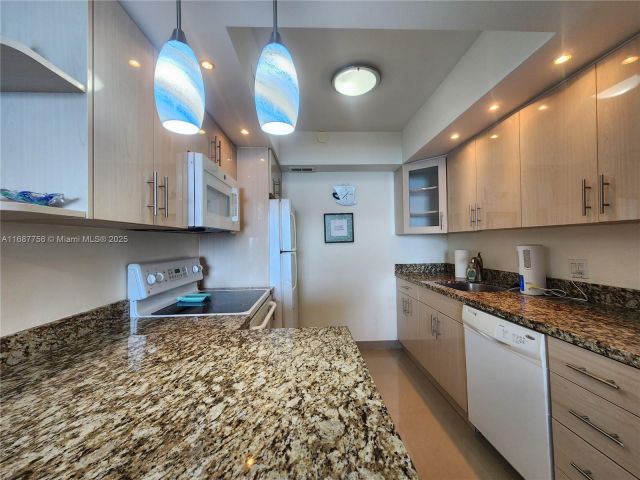 1-bedroom condo for rent in Hollywood - 3505 S Ocean Dr 507 - MondialRealty