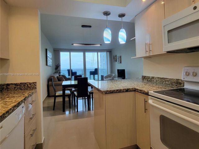 1-bedroom condo for rent in Hollywood - 3505 S Ocean Dr 507 - MondialRealty