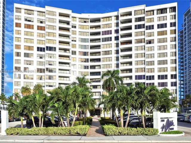 1-bedroom condo for rent in Hollywood - 3505 S Ocean Dr 507 - MondialRealty