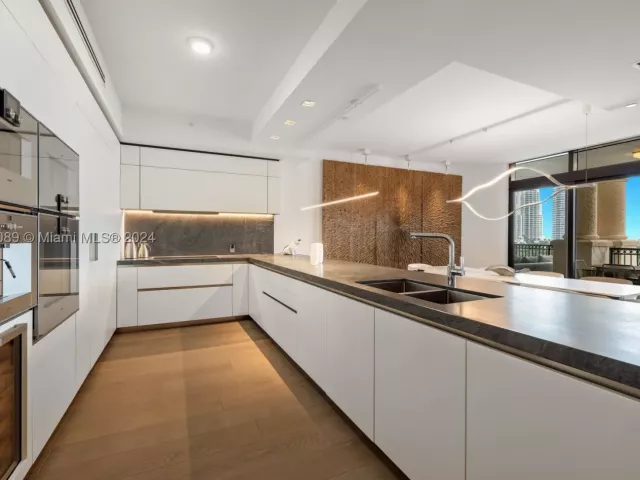 3-bedroom condo for sale in Miami Beach - 7065 Fisher Island Dr 7065 - MondialRealty
