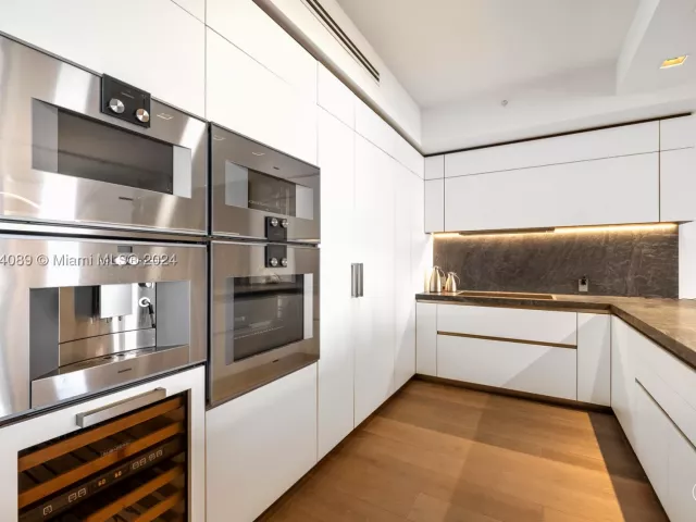 3-bedroom condo for sale in Miami Beach - 7065 Fisher Island Dr 7065 - MondialRealty