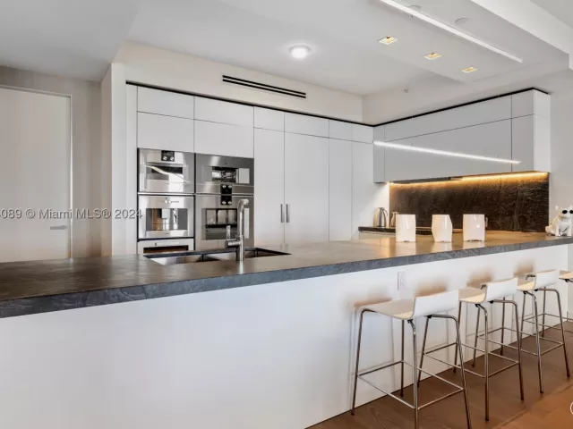 3-bedroom condo for sale in Miami Beach - 7065 Fisher Island Dr 7065 - MondialRealty
