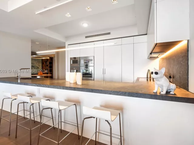 3-bedroom condo for sale in Miami Beach - 7065 Fisher Island Dr 7065 - MondialRealty