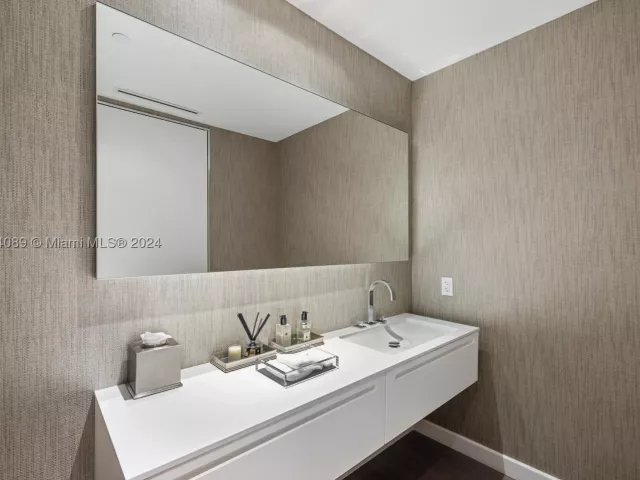 3-bedroom condo for sale in Miami Beach - 7065 Fisher Island Dr 7065 - MondialRealty