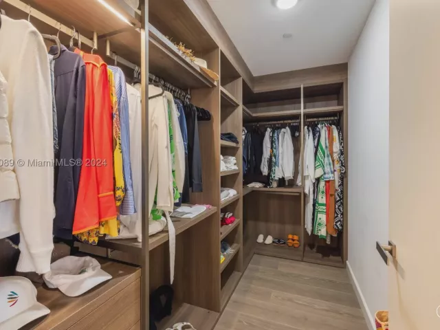 3-bedroom condo for sale in Miami Beach - 7065 Fisher Island Dr 7065 - MondialRealty