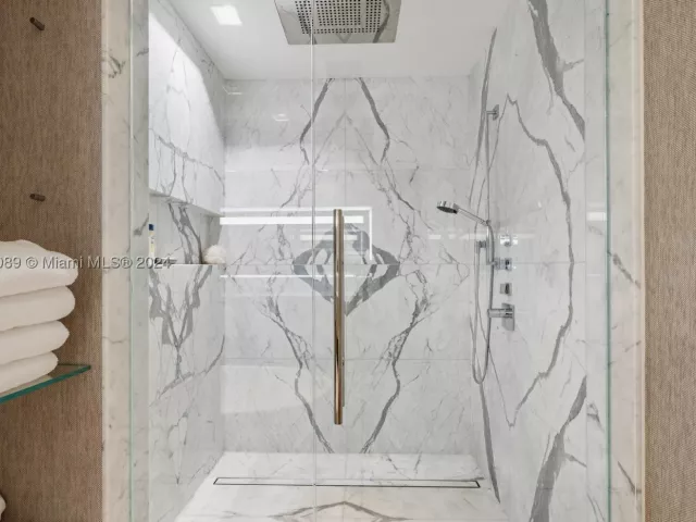 3-bedroom condo for sale in Miami Beach - 7065 Fisher Island Dr 7065 - MondialRealty