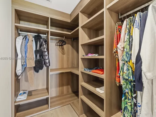 3-bedroom condo for sale in Miami Beach - 7065 Fisher Island Dr 7065 - MondialRealty