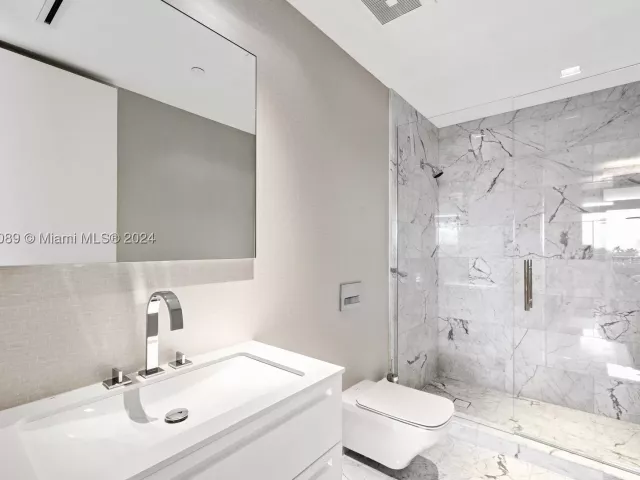 3-bedroom condo for sale in Miami Beach - 7065 Fisher Island Dr 7065 - MondialRealty