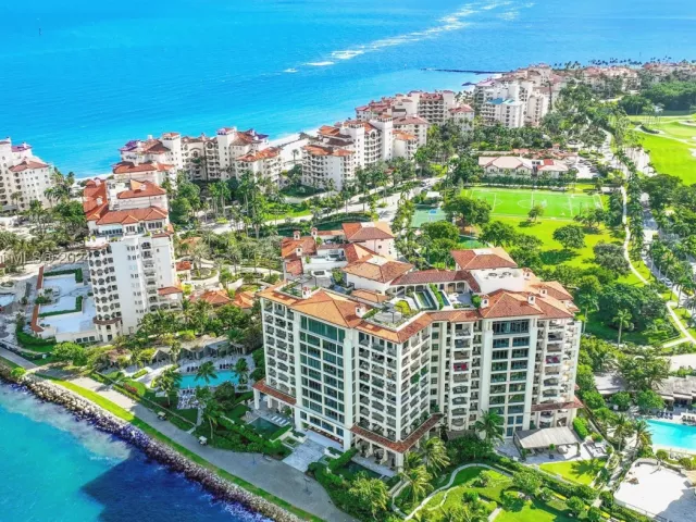 3-bedroom condo for sale in Miami Beach - 7065 Fisher Island Dr 7065 - MondialRealty