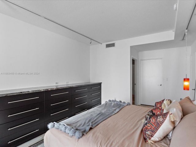 Apartment for sale  Unit #1704 - photo 5657119