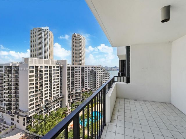 Apartment for sale  Unit #A1812 - photo 5856173