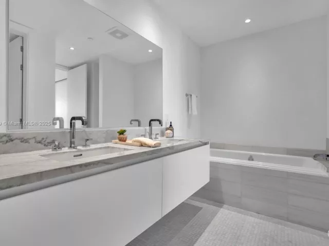 3-bedroom condo for sale in Miami - 700 NE 26th Ter 1001 - MondialRealty