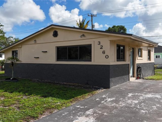 2-bedroom home for sale in Miami Gardens - 3260 NW 209th Ter - MondialRealty