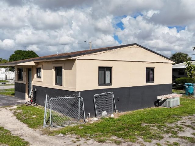 2-bedroom home for sale in Miami Gardens - 3260 NW 209th Ter - MondialRealty