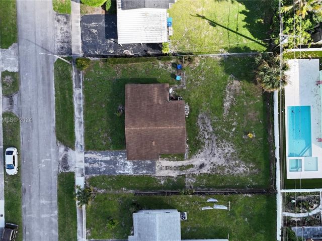 2-bedroom home for sale in Miami Gardens - 3260 NW 209th Ter - MondialRealty