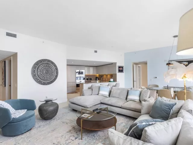 4-bedroom condo for sale in Hollywood - 4111 S Ocean Drive Lph3/5 - MondialRealty