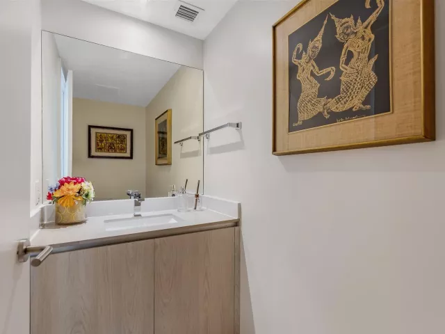 4-bedroom condo for sale in Hollywood - 4111 S Ocean Drive Lph3/5 - MondialRealty