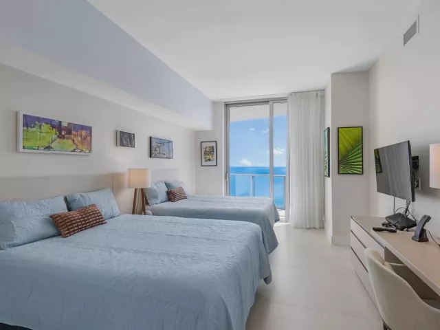 4-bedroom condo for sale in Hollywood - 4111 S Ocean Drive Lph3/5 - MondialRealty