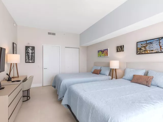 4-bedroom condo for sale in Hollywood - 4111 S Ocean Drive Lph3/5 - MondialRealty