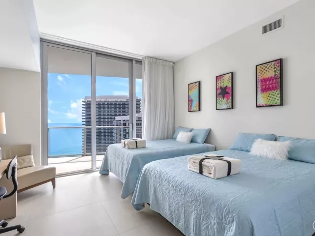 4-bedroom condo for sale in Hollywood - 4111 S Ocean Drive Lph3/5 - MondialRealty