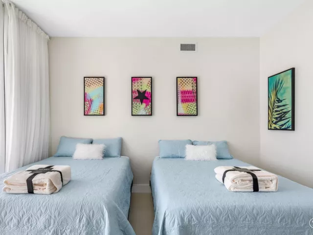 4-bedroom condo for sale in Hollywood - 4111 S Ocean Drive Lph3/5 - MondialRealty