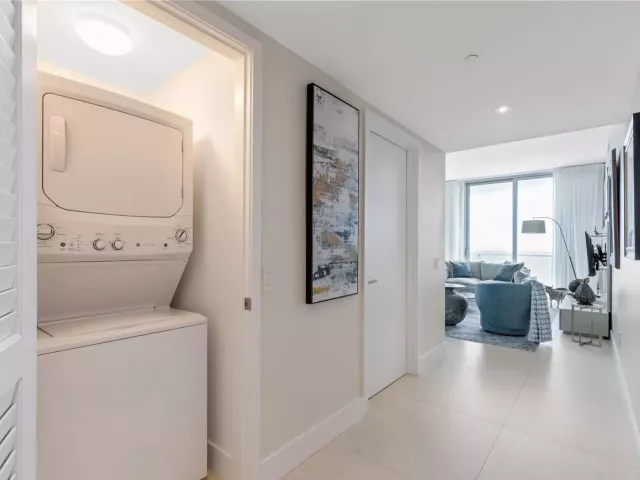 4-bedroom condo for sale in Hollywood - 4111 S Ocean Drive Lph3/5 - MondialRealty