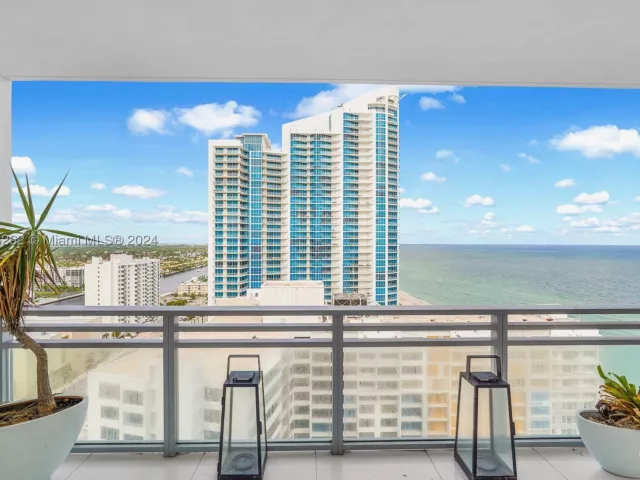 2-bedroom condo for sale in Hollywood - 3535 S Ocean Drive 2104 - MondialRealty
